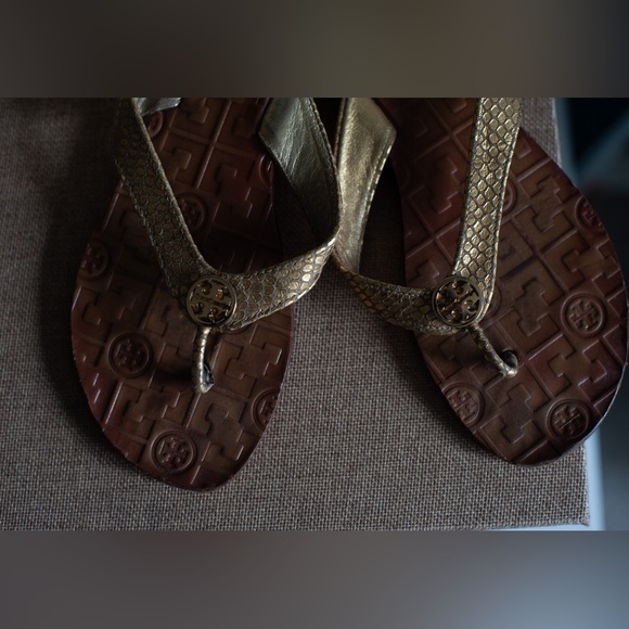 Tory Burch Snake Flipflops size 8 - Picture 3 of 4